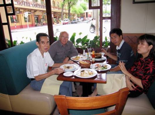 Giúp Hien Le thu xếp cho cựu nhà báo Mỹ, Andrew Pearson, ăn trưa với bạn cũ, Tướng Phạm Xuân Ẩn, tại Givral, những ngày sau 30-4-2005