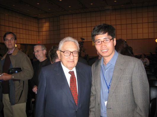 Thomas Bass: "Nếu cậu là người Mỹ thì có thể lồng kính bức ảnh này treo ở văn phòng" - Với Kissinger - chính khách Mỹ bị ghét nhất trong thế kỷ 20 - tại Hội thảo Việt Nam and the Presidency, 10-3-2006.